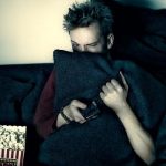 ผู้ชาย ดูภาพยนตร์ สยองขวัญ